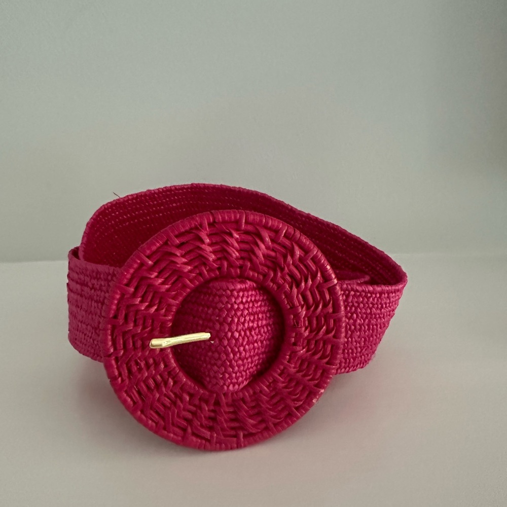 Ladies elastic hot pink grass cloth belt. Rattan buckle.